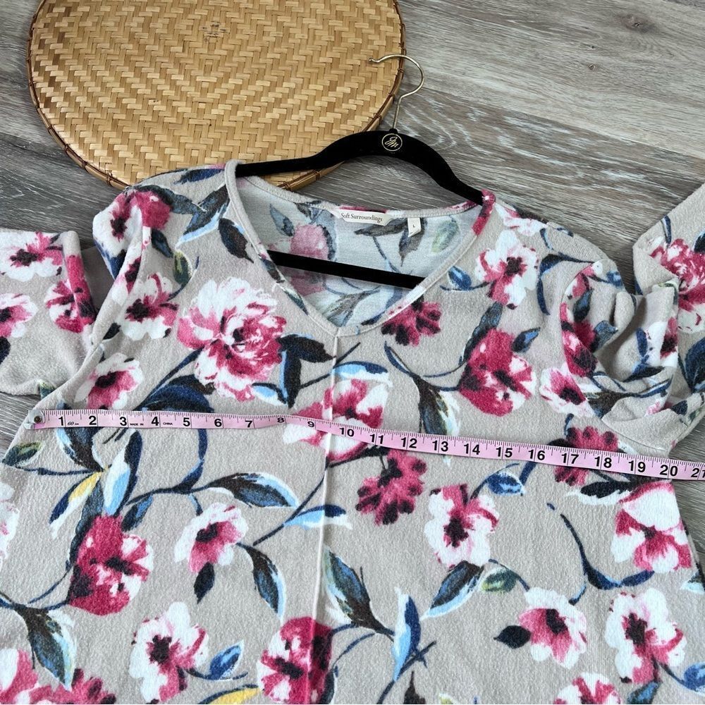 Soft surroundings floral printed blouse ultra soft - Picture 4 of 6